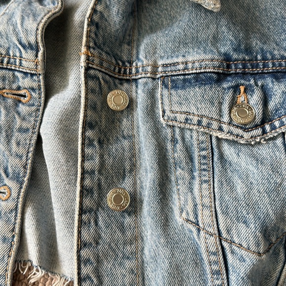 Zara cropped denim jacket with raw hem hem - Picture 3 of 3